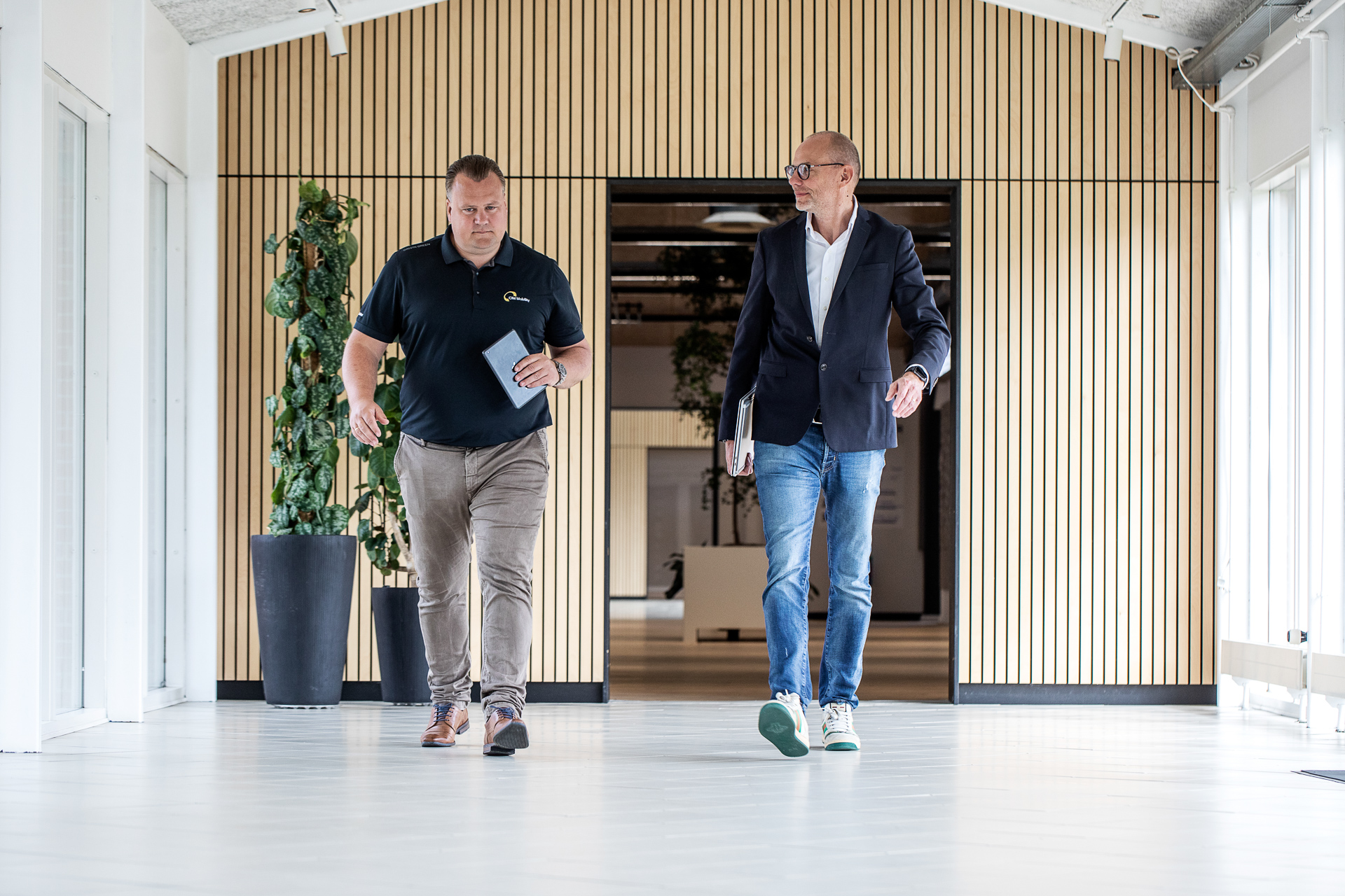 Theis Boddum og Allan Krøyer på vej gennem Business Park Struer